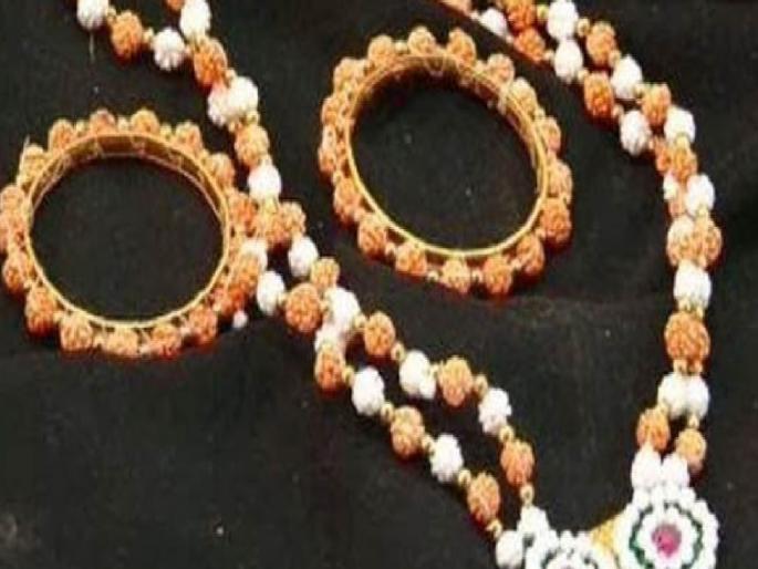 Sankranti Jewelry to be moved from Ratnagiri to America | संक्रांतीला रत्नागिरीतून हलव्याचे दागिने पोहोचले अमेरिकेत, अन् सूनबाईची हौस झाली पूर्ण  Sankranti Jewelry to be moved from Ratnagiri to America | संक्रांतीला रत्नागिरीतून हलव्याचे दागिने पोहोचले अमेरिकेत, अन् सूनबाईची हौस झाली पूर्ण