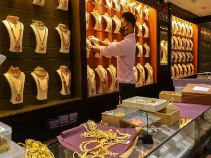 Jewelry store robbery; Thieves stole jewelery worth 25 crores by breaking the roof | दागिन्यांच्या दुकानावर दरोडा; छत फोडून चोरट्यांनी पळवले 25 कोटींचे दागिने, तपास सुरू... Jewelry store robbery; Thieves stole jewelery worth 25 crores by breaking the roof | दागिन्यांच्या दुकानावर दरोडा; छत फोडून चोरट्यांनी पळवले 25 कोटींचे दागिने, तपास सुरू...