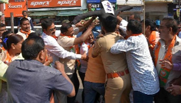 Warrior Pathan's iconic statue burned in Dhule | धुळ्यात वारीस पठाणचा प्रतिकात्मक पुतळा जाळण्याचा प्रयत्न, शिंदखेड्यातही निवेदन Warrior Pathan's iconic statue burned in Dhule | धुळ्यात वारीस पठाणचा प्रतिकात्मक पुतळा जाळण्याचा प्रयत्न, शिंदखेड्यातही निवेदन