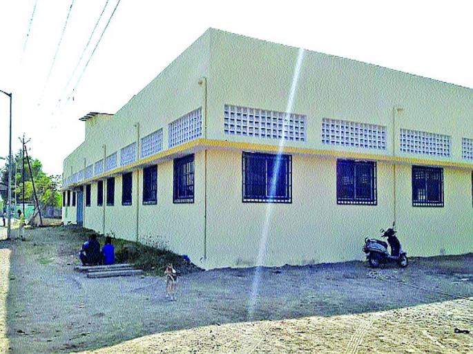 'Dirty straw' due to open fish sale | उघड्यावरील मासळी विक्रीमुळे ‘अस्वच्छ डहाणू’ 'Dirty straw' due to open fish sale | उघड्यावरील मासळी विक्रीमुळे ‘अस्वच्छ डहाणू’