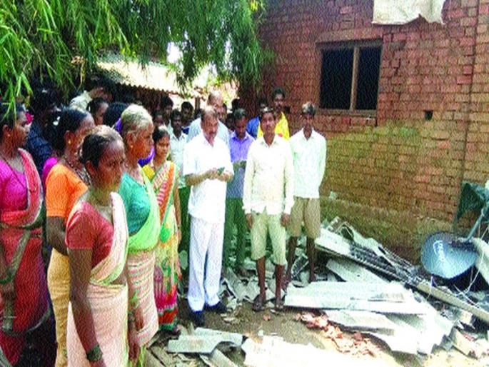 Dahanu's 529 families out of house | वादळामुळे डहाणूतील ५२९ कुटुंबे उघड्यावर; आश्रमशाळेतील विद्यार्थ्यांना पाठवले घरी Dahanu's 529 families out of house | वादळामुळे डहाणूतील ५२९ कुटुंबे उघड्यावर; आश्रमशाळेतील विद्यार्थ्यांना पाठवले घरी