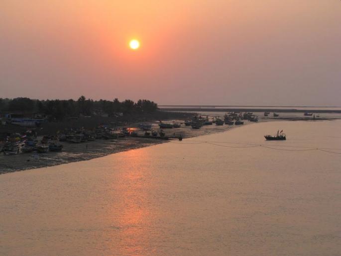 CoronaVirus: Clear the way for sailors to land | CoronaVirus: खलाशांना उतरण्याचा मार्ग मोकळा CoronaVirus: Clear the way for sailors to land | CoronaVirus: खलाशांना उतरण्याचा मार्ग मोकळा