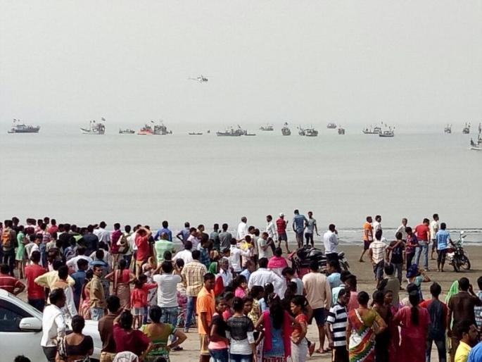 Heartfelt festivities at the hands of District Collector | तरुणांचा जिल्हाधिका-यांच्या हस्ते हृद्य सत्कार Heartfelt festivities at the hands of District Collector | तरुणांचा जिल्हाधिका-यांच्या हस्ते हृद्य सत्कार