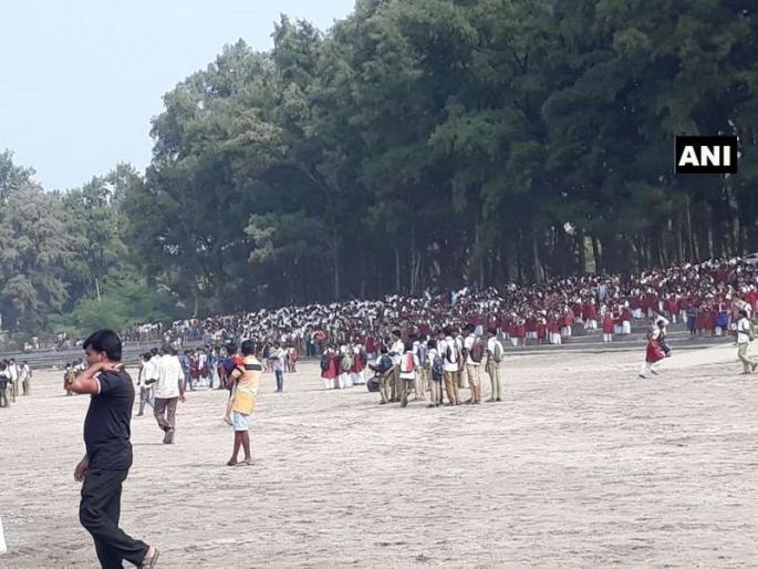 A boat carrying 40 school students overturned in sea in Dahanu | डहाणूत मोठी दुर्घटना, 40 विद्यार्थ्यांना घेऊन जाणारी बोट समुद्रात उलटली; बचावकार्य सुरु A boat carrying 40 school students overturned in sea in Dahanu | डहाणूत मोठी दुर्घटना, 40 विद्यार्थ्यांना घेऊन जाणारी बोट समुद्रात उलटली; बचावकार्य सुरु