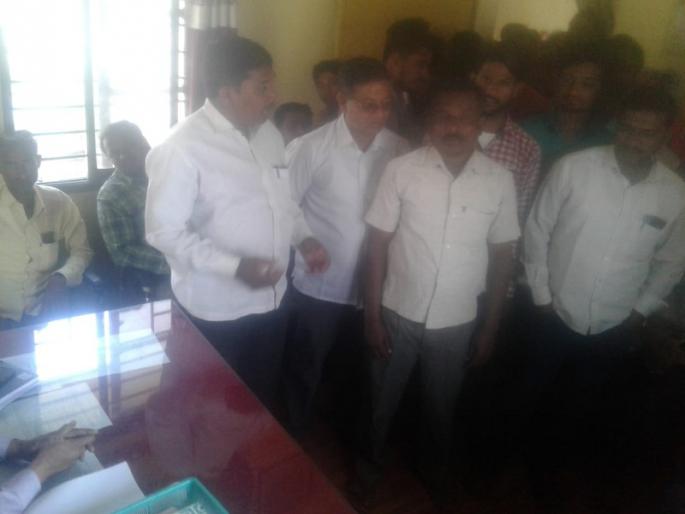 in vasmat there is no bench on the examination center for Class X students | दहावीच्या विद्यार्थ्यांसाठी परीक्षा केंद्रावर बेंच नसल्याने पालकांचा गोंधळ