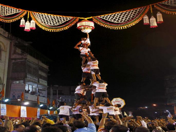 Layer by layer, rule by layer ... ignore security rules; Millions of prizes, life-threatening contests | थरावर थर, नियम धाब्यावर... सुरक्षेच्या नियमांकडे दुर्लक्ष; लाखोंची बक्षिसं, जीवघेणी स्पर्धा Layer by layer, rule by layer ... ignore security rules; Millions of prizes, life-threatening contests | थरावर थर, नियम धाब्यावर... सुरक्षेच्या नियमांकडे दुर्लक्ष; लाखोंची बक्षिसं, जीवघेणी स्पर्धा