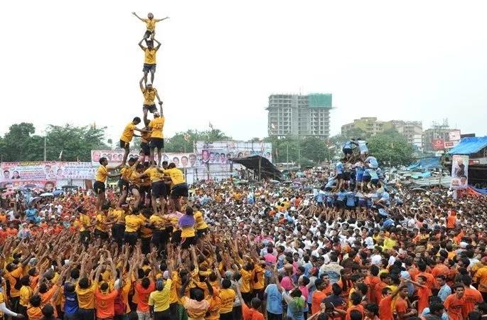 Organize Dahi handi in a simple and traditional way; But do not cancel by organized | साधेपणाने आणि पारंपारिक पद्धतीने दहीहंडीचे आयोजन करा; पण आयोजकांनी माघार घेऊ नका Organize Dahi handi in a simple and traditional way; But do not cancel by organized | साधेपणाने आणि पारंपारिक पद्धतीने दहीहंडीचे आयोजन करा; पण आयोजकांनी माघार घेऊ नका