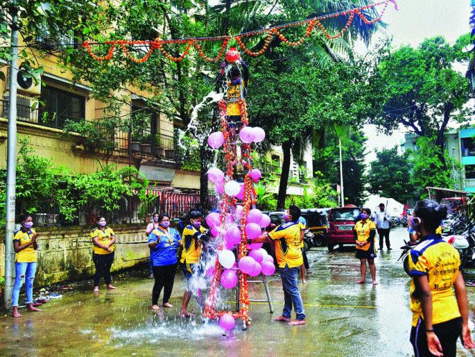 corona crisis affects dahi handi festival | यंदा घागर उताणीच; दहीहंडीला कोरोनाचा फटका corona crisis affects dahi handi festival | यंदा घागर उताणीच; दहीहंडीला कोरोनाचा फटका