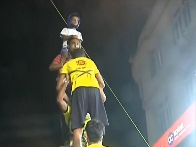 Political parties try to attract young voters on the occasion of Dahi Handi | दहीहंडी सराव शिबिरात 'प्रचारजोर'