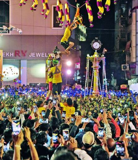 Govinda Re Gopala ... Tharar and Sublimation Enthusiasm | गोविंदा रे गोपाळा... थरार अन् सळसळता उत्साह Govinda Re Gopala ... Tharar and Sublimation Enthusiasm | गोविंदा रे गोपाळा... थरार अन् सळसळता उत्साह