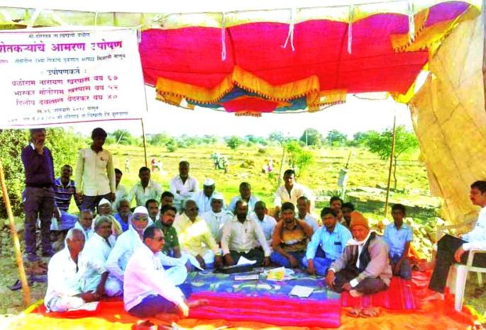 Farmers protest at the Chikhali-Khamgaon highway, incessant hunger strike! | चिखली-खामगाव महामार्गाच्या कडेला शेतकर्‍यांनी पुकारले बेमुदत उपोषण!