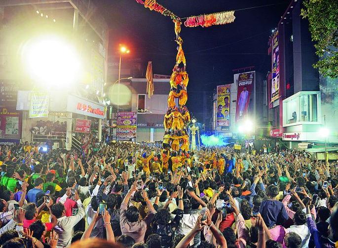 Tharar Dahihandi: Seven layers on one and Govinda hanging | थरार दहीहांडीचा : एकावर एक सात थर अन् गोविंदा झुलला Tharar Dahihandi: Seven layers on one and Govinda hanging | थरार दहीहांडीचा : एकावर एक सात थर अन् गोविंदा झुलला