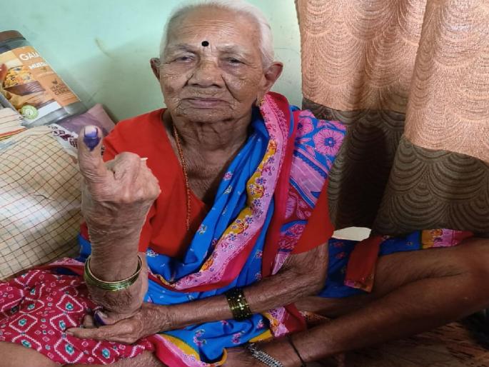 Dahisar's 104-year-old grandmother exercised her right to vote at home | दहिसरच्या १०४ वर्षांच्या आज्जींनी बजावला गृह मतदानाचा हक्क Dahisar's 104-year-old grandmother exercised her right to vote at home | दहिसरच्या १०४ वर्षांच्या आज्जींनी बजावला गृह मतदानाचा हक्क