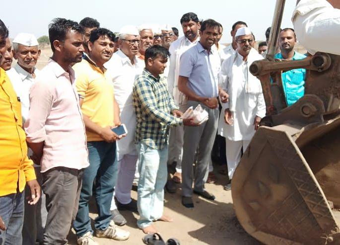 Deepwater digging of pajar ponds from the collections for the spectacle | तमाशासाठी जमविलेल्या लोकवर्गणीतून पाझर तलावांचे खोलीकरण Deepwater digging of pajar ponds from the collections for the spectacle | तमाशासाठी जमविलेल्या लोकवर्गणीतून पाझर तलावांचे खोलीकरण