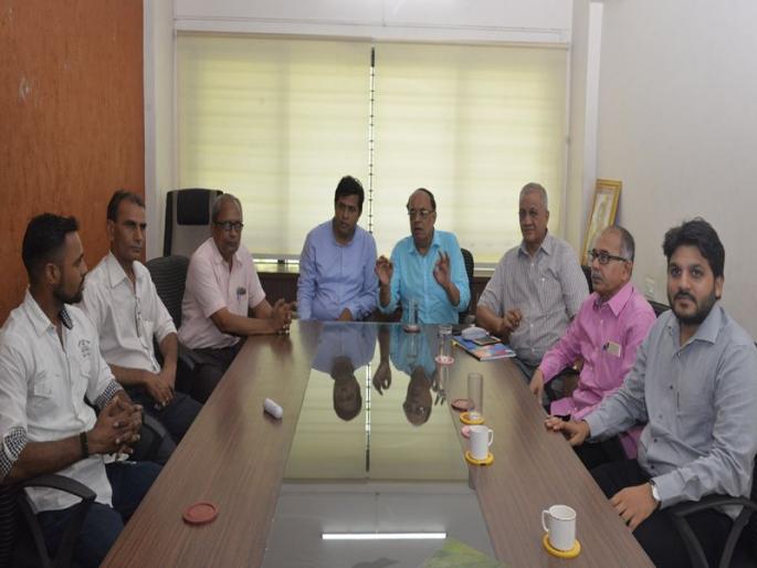 daily changes in fuel prices | इंधनाच्या दररोज दर बदलातून ग्राहकांची लूट, विक्रेते, ग्राहक पंचायत पदाधिकाऱ्यांचा सूर daily changes in fuel prices | इंधनाच्या दररोज दर बदलातून ग्राहकांची लूट, विक्रेते, ग्राहक पंचायत पदाधिकाऱ्यांचा सूर