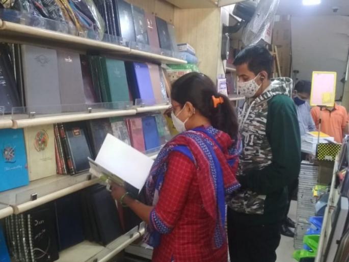 Decline in New Year's diary demand; Every year there is a financial turnover of lakhs | नववर्षाच्या डायरी मागणीत घट ; दरवर्षी होते लाखोंची आर्थिक उलाढाल Decline in New Year's diary demand; Every year there is a financial turnover of lakhs | नववर्षाच्या डायरी मागणीत घट ; दरवर्षी होते लाखोंची आर्थिक उलाढाल