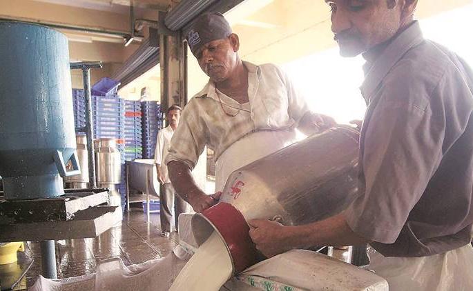 Shocking; Dudh Sangh is counting Rs 18 lakh per month on bank interest | धक्कादायक; बँकांच्या व्याजापोटी दरमहा दूध संघ मोजतोय १८ लाख Shocking; Dudh Sangh is counting Rs 18 lakh per month on bank interest | धक्कादायक; बँकांच्या व्याजापोटी दरमहा दूध संघ मोजतोय १८ लाख