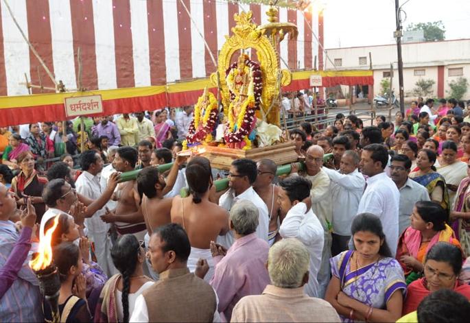 Vaikunth Ekadashi on the occasion of the north gate; Govinda Govinda's Gazette at Vyankateswara temple in Solapur, 80 thousand devotees | वैकुंठ एकादशीनिमित्त उत्तरद्वार दर्शन; गोविंदाऽ गोविंदाऽऽ च्या गजरात सोलापुरातील व्यंकटेश्वर मंदीरात ८० हजार भाविक नतमस्तक Vaikunth Ekadashi on the occasion of the north gate; Govinda Govinda's Gazette at Vyankateswara temple in Solapur, 80 thousand devotees | वैकुंठ एकादशीनिमित्त उत्तरद्वार दर्शन; गोविंदाऽ गोविंदाऽऽ च्या गजरात सोलापुरातील व्यंकटेश्वर मंदीरात ८० हजार भाविक नतमस्तक