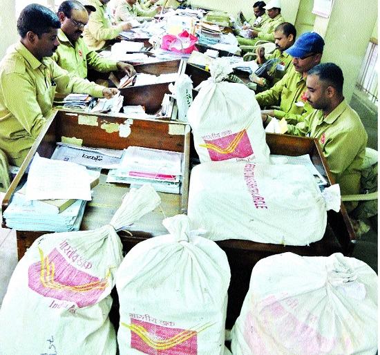 Five lakhs of sister's postal service in the hands of brothers, postal: Full feature: Rakhi Mail special feature | बहिणींच्या पाच लाख राख्या टपाल सेवेने भावांच्या हाती, टपालपेटी फुल्ल : ‘राखी मेल’ची खास सोय  Five lakhs of sister's postal service in the hands of brothers, postal: Full feature: Rakhi Mail special feature | बहिणींच्या पाच लाख राख्या टपाल सेवेने भावांच्या हाती, टपालपेटी फुल्ल : ‘राखी मेल’ची खास सोय