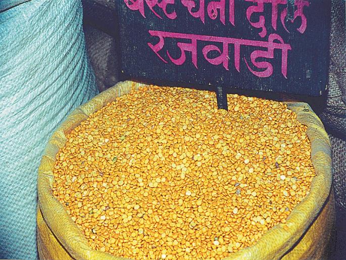 Prices of pulses dropped at the end of the festival | सण संपताच डाळींचे भाव उतरले Prices of pulses dropped at the end of the festival | सण संपताच डाळींचे भाव उतरले