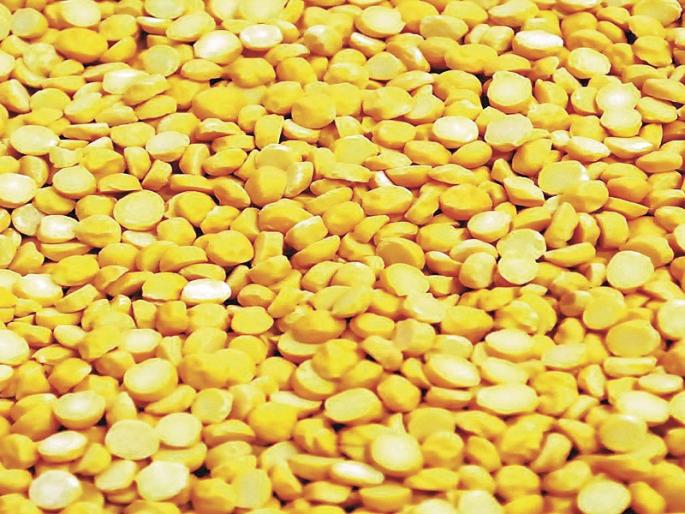 Due to the decrease in arrivals in the district, prices of pulses declined | जळगावात आवक घटल्याने डाळीचे भाव कडाडले Due to the decrease in arrivals in the district, prices of pulses declined | जळगावात आवक घटल्याने डाळीचे भाव कडाडले