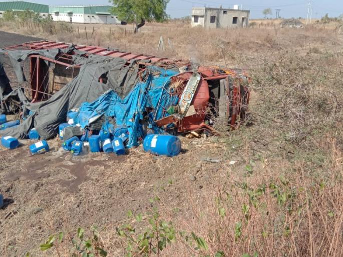 Truck overturns: driver dies, one serious | अॅसीड वाहुन नेणारा ट्रक उलटला : चालक ठार, एक गंभीर Truck overturns: driver dies, one serious | अॅसीड वाहुन नेणारा ट्रक उलटला : चालक ठार, एक गंभीर