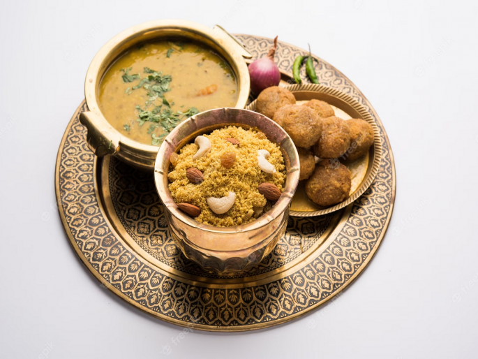 Rajasthan's dal-bati, churma thali became Marathmoli, a feast for devotees in Bhandari in Shravan | राजस्थानातील दाल-बाटी, चुरमा थाळी झाली मराठमोळी, श्रावणात भंडाऱ्यात भाविकांना मेजवानी Rajasthan's dal-bati, churma thali became Marathmoli, a feast for devotees in Bhandari in Shravan | राजस्थानातील दाल-बाटी, चुरमा थाळी झाली मराठमोळी, श्रावणात भंडाऱ्यात भाविकांना मेजवानी