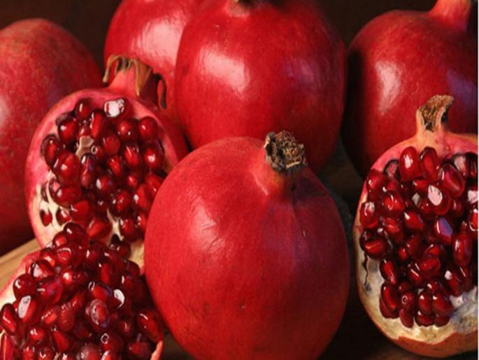 pomegranate farming success story of Beed district farmer | पन्नास गुंठ्यातल्या डाळिंबाला दहा वर्षात एक कोटीचा बहर pomegranate farming success story of Beed district farmer | पन्नास गुंठ्यातल्या डाळिंबाला दहा वर्षात एक कोटीचा बहर