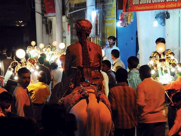 Gujarat Dalit groom rides horse his community faces social boycott | घोड्यावरुन वरात काढल्यानं गावाचा दलितांवर बहिष्कार Gujarat Dalit groom rides horse his community faces social boycott | घोड्यावरुन वरात काढल्यानं गावाचा दलितांवर बहिष्कार