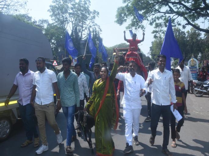 Sanglit Dalit Federation march on Municipal Corporation with camel goat | सांगलीत दलित महासंघाचा उंट, शेळीसह महापालिकेवर मोर्चा Sanglit Dalit Federation march on Municipal Corporation with camel goat | सांगलीत दलित महासंघाचा उंट, शेळीसह महापालिकेवर मोर्चा