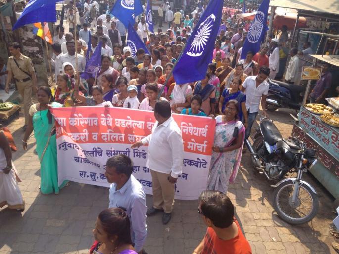 A silent march on the nagar District Collector's office of the Dalit organization | भिडे, एकबोटे यांना अटक करा; दलित संघटनाचा नगर जिल्हाधिकारी कार्यालयावर मूक मोर्चा A silent march on the nagar District Collector's office of the Dalit organization | भिडे, एकबोटे यांना अटक करा; दलित संघटनाचा नगर जिल्हाधिकारी कार्यालयावर मूक मोर्चा