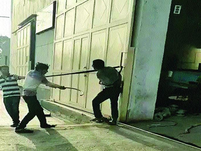 The death of a Dalit youth in a beating in Gujarat | गुजरातमध्ये मारहाणीत दलित युवकाचा मृत्यू The death of a Dalit youth in a beating in Gujarat | गुजरातमध्ये मारहाणीत दलित युवकाचा मृत्यू