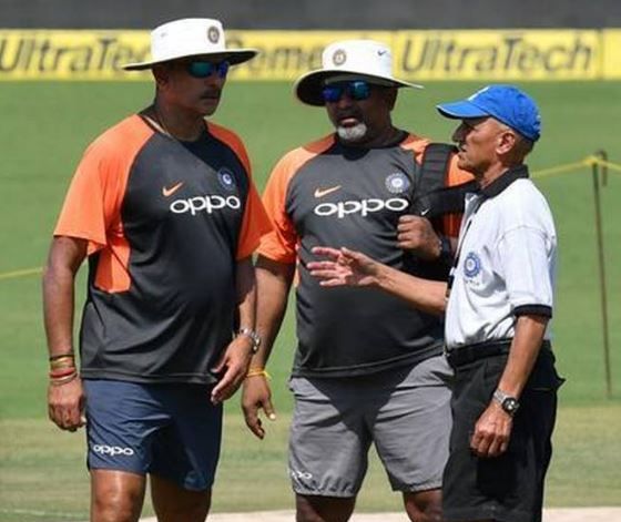 India vs South Africa, 2nd T20: Virat Kohli and Ravi Shastri honor cricketer who has served cricket for 80 years | India vs South Africa, 2nd T20 : कोहली आणि शास्त्री यांनी केला 80 वर्षे क्रिकेटची सेवा करणाऱ्या व्यक्तीचा सत्कार