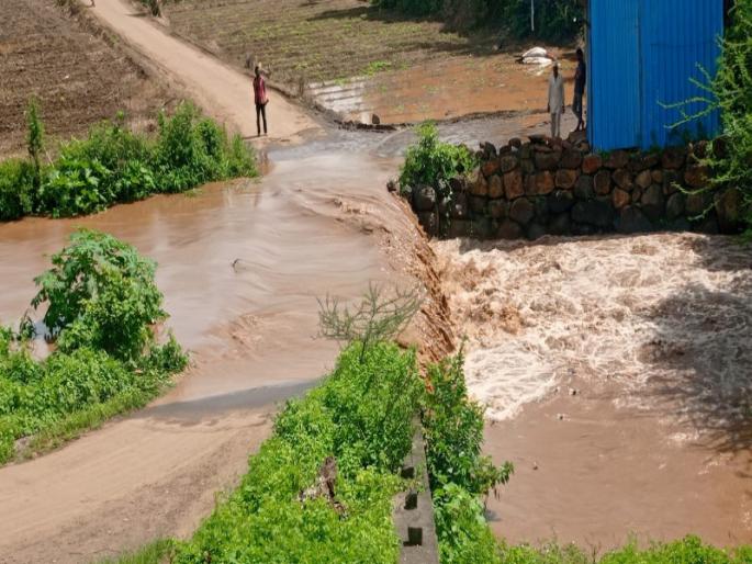 Left canal of Chasakman dam in Khed taluk collapsed; Millions of liters of water wasted | खेड तालुक्यातील चासकमान धरणाच्या डाव्या कालव्याला भगदाड; लाखो लिटर पाणी वाया Left canal of Chasakman dam in Khed taluk collapsed; Millions of liters of water wasted | खेड तालुक्यातील चासकमान धरणाच्या डाव्या कालव्याला भगदाड; लाखो लिटर पाणी वाया