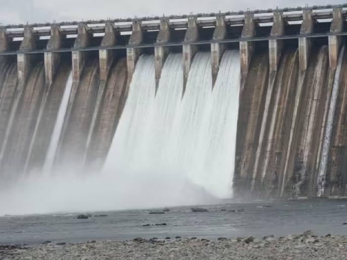 telangana andhra pradesh water conflict andhra police entered into telangana on election day and opened gate of nagarjuna sagar dam | तेलंगणात मतदान सुरू होते, आंध्र प्रदेश पोलीस अचानक राज्यात घुसले, धरणाचे दरवाजे उघडले; पाण्यासाठी पुन्हा वाद telangana andhra pradesh water conflict andhra police entered into telangana on election day and opened gate of nagarjuna sagar dam | तेलंगणात मतदान सुरू होते, आंध्र प्रदेश पोलीस अचानक राज्यात घुसले, धरणाचे दरवाजे उघडले; पाण्यासाठी पुन्हा वाद