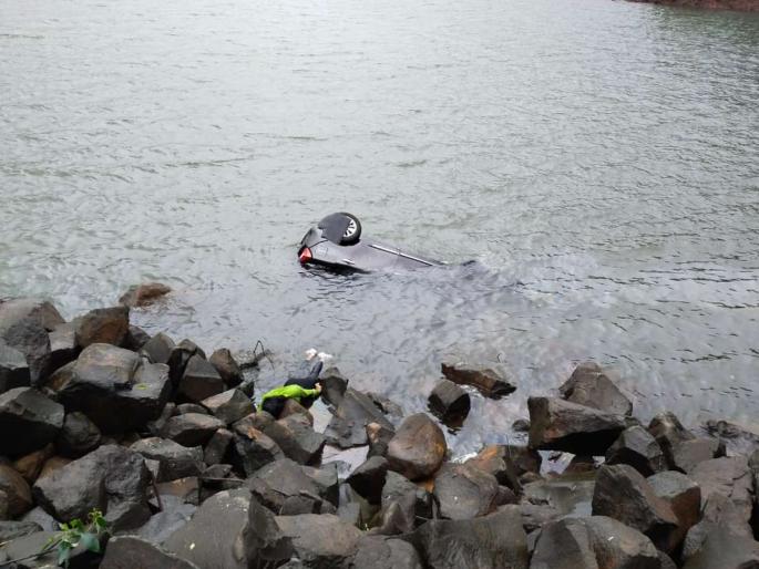 Car crashes into Nira Deoghar Dam in Pune; One person survived, the search for the three is on | निरा देवघर धरणात कार कोसळली; एक जण बचावला, तिघांचा शोध सुरु Car crashes into Nira Deoghar Dam in Pune; One person survived, the search for the three is on | निरा देवघर धरणात कार कोसळली; एक जण बचावला, तिघांचा शोध सुरु