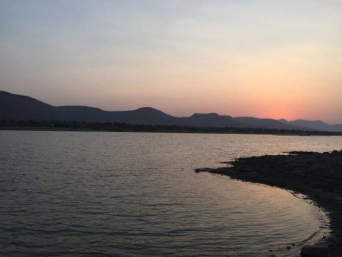 The youth drowned in the Kasarasai Dam due to unpredictable water flow | कासारसाई धरणात पाण्याचा अंदाज न आल्याने तरुण बुडाला The youth drowned in the Kasarasai Dam due to unpredictable water flow | कासारसाई धरणात पाण्याचा अंदाज न आल्याने तरुण बुडाला