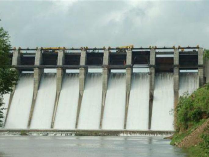 Irrigation projects dry up in Nashik district Fifteen percent water deficit  | नाशिक जिल्ह्यातील सिंचन प्रकल्प कोरडेच : पंधरा टक्के पाण्याची तूट  Irrigation projects dry up in Nashik district Fifteen percent water deficit  | नाशिक जिल्ह्यातील सिंचन प्रकल्प कोरडेच : पंधरा टक्के पाण्याची तूट