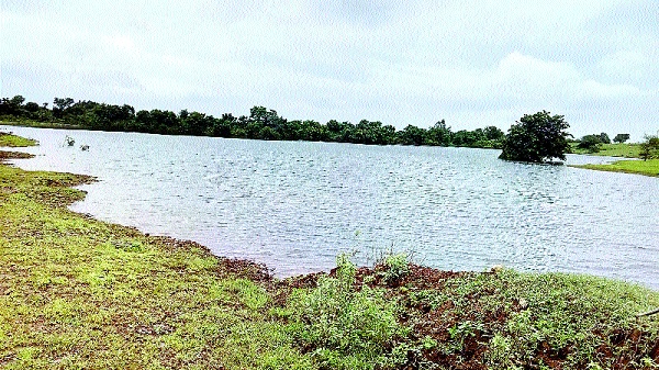 Pond reconnaissance project's 'renewable charisma': three ponds full, well overflowing, drowsy around the area | तलाव जोड प्रकल्पाचा ‘वेळूत करिश्मा’ :तीन तलाव पूर्ण भरले,विहिरी तुडुंब, परिसरातील ओढेही खळाळू लागले  Pond reconnaissance project's 'renewable charisma': three ponds full, well overflowing, drowsy around the area | तलाव जोड प्रकल्पाचा ‘वेळूत करिश्मा’ :तीन तलाव पूर्ण भरले,विहिरी तुडुंब, परिसरातील ओढेही खळाळू लागले