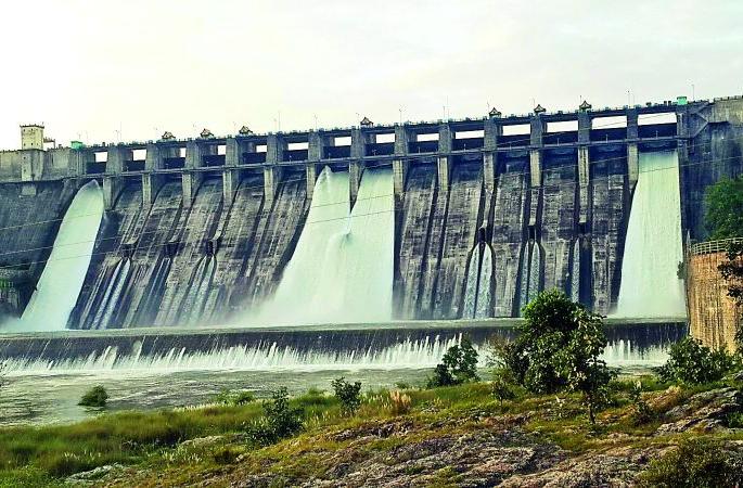 Grim water shortage: Only 10 percent of reservoirs in the dams | भीषण पाणीटंचाई : धरणांमध्ये केवळ १० टक्के साठा Grim water shortage: Only 10 percent of reservoirs in the dams | भीषण पाणीटंचाई : धरणांमध्ये केवळ १० टक्के साठा
