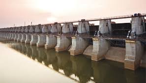 Farmers' warning to fast on the wall of dam | धरणाच्या भिंतीवर उपोषण करण्याचा शेतकऱ्यांचा इशारा Farmers' warning to fast on the wall of dam | धरणाच्या भिंतीवर उपोषण करण्याचा शेतकऱ्यांचा इशारा