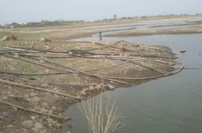 Status of Parbhani: The storage capacity of irrigation projects is at the bottom | परभणीतील स्थिती: सिंचन प्रकल्पांमधील जलसाठा तळालाच Status of Parbhani: The storage capacity of irrigation projects is at the bottom | परभणीतील स्थिती: सिंचन प्रकल्पांमधील जलसाठा तळालाच