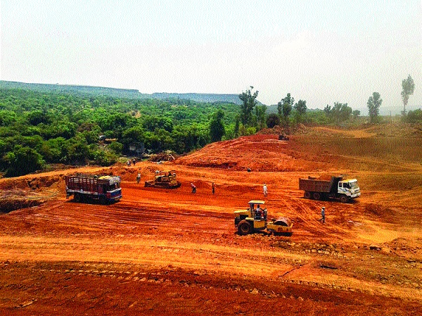Digging seventy thousand cubic meters of soil for the foundation-Cass Dam | पायासाठी सत्तर हजार घनमीटर मातीची खुदाई -कास धरण Digging seventy thousand cubic meters of soil for the foundation-Cass Dam | पायासाठी सत्तर हजार घनमीटर मातीची खुदाई -कास धरण