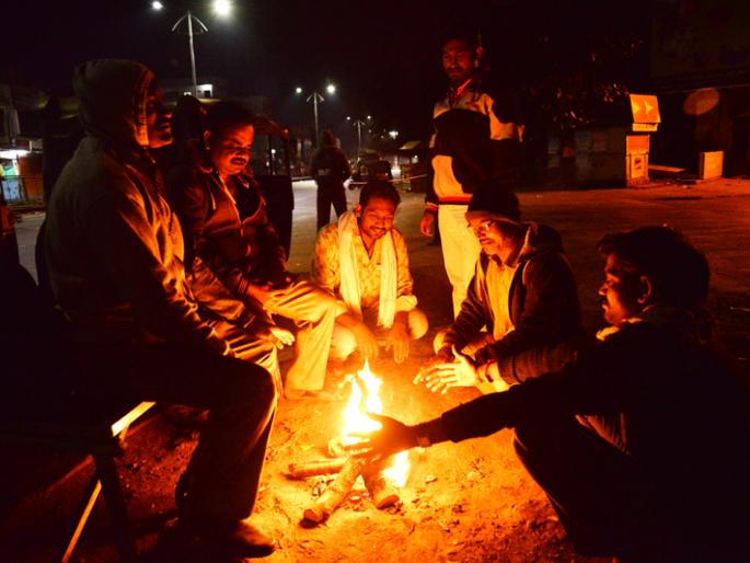 Solapur of the night; Cold-colored fireplace .. A discussion round the passengers waiting for the passengers | रात्रीचं सोलापूर ; थंडीत पेटली शेकोटी.. प्रवाशांच्या प्रतीक्षेत रंगली चर्चा