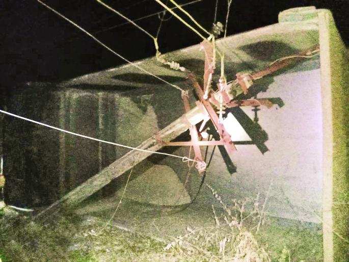 Incident at Dhangarwadi: Power supply to Shivdav, Kalsuli village cut off | भरधाव डंपरची वीज खांबाला धडक, शिवडाव, कळसुली गावचा वीजपुरवठा बंद Incident at Dhangarwadi: Power supply to Shivdav, Kalsuli village cut off | भरधाव डंपरची वीज खांबाला धडक, शिवडाव, कळसुली गावचा वीजपुरवठा बंद