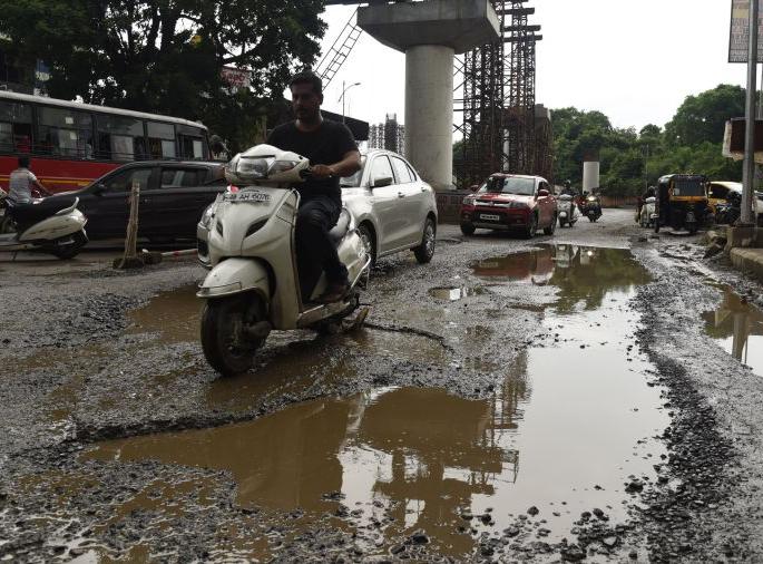 For the name of tarpaulin; When the rain comes, the pits again | डांबरीकरण नावासाठी; पाऊस येताच पुन्हा खड्डे