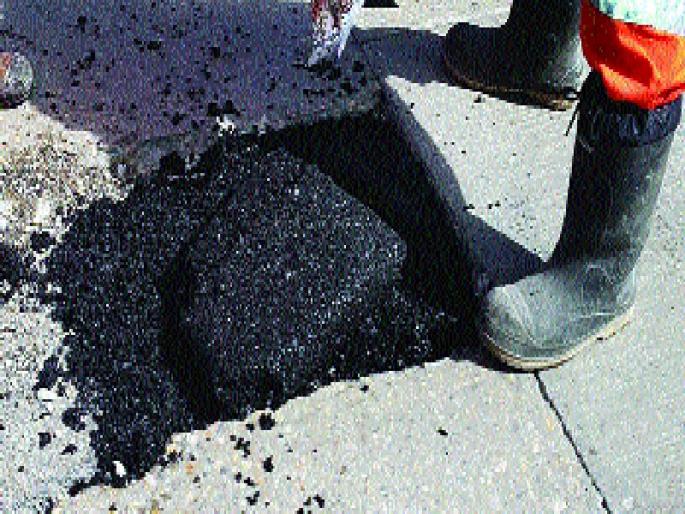 Coldmix 'failure' to boost potholes | खड्डे बुजविण्यात कोल्डमिक्स ‘फेल’ Coldmix 'failure' to boost potholes | खड्डे बुजविण्यात कोल्डमिक्स ‘फेल’