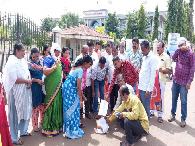Dismissal of contract recruitment orders by government employees Loud slogans protesting the government | कंत्राटी नोकरभरतीच्या आदेशाची सरकारी कर्मचाऱ्यांकडून होळी; शासनाच्या निषेधार्थ जोरदार घोषणा Dismissal of contract recruitment orders by government employees Loud slogans protesting the government | कंत्राटी नोकरभरतीच्या आदेशाची सरकारी कर्मचाऱ्यांकडून होळी; शासनाच्या निषेधार्थ जोरदार घोषणा