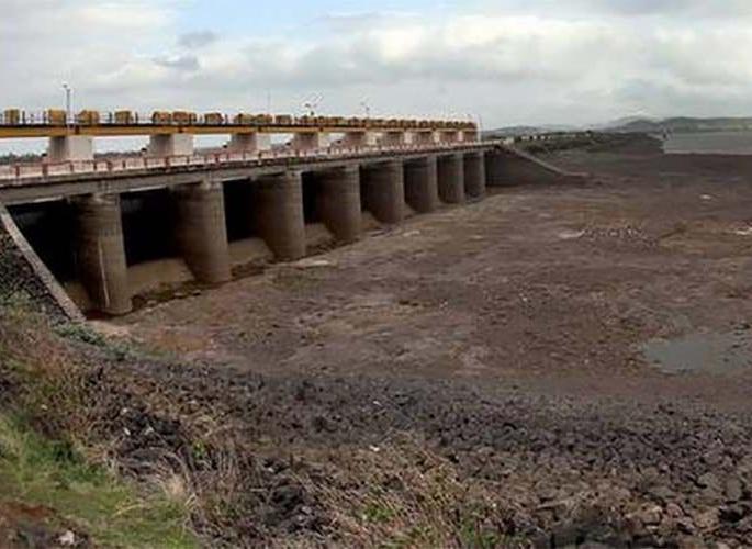 Dam not get water even after spending millions of rupees! | लाखो रुपये खर्च करुनही बांधात नाही पाणी! Dam not get water even after spending millions of rupees! | लाखो रुपये खर्च करुनही बांधात नाही पाणी!