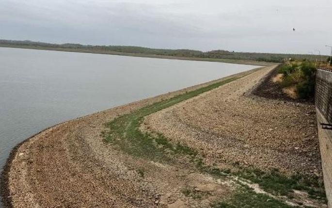 Water crisis t on Akola; 6.06 percent water storage in Katepurna Dam | अकोलेकरांवर जलसंकटाचे सावट; महान धरणात 6.06 टक्के जलसाठा Water crisis t on Akola; 6.06 percent water storage in Katepurna Dam | अकोलेकरांवर जलसंकटाचे सावट; महान धरणात 6.06 टक्के जलसाठा
